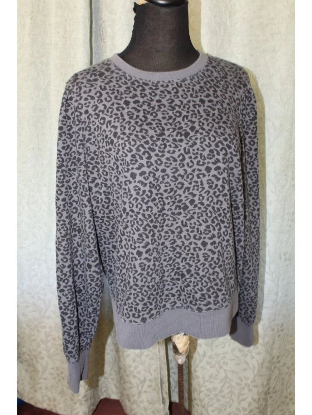 Rails animal print crew neck Women's sweater size Large Long Sleeves Grey Casual